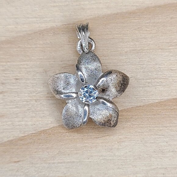 No details listed on item Jewelry - Vintage Sterling Silver Flower Pendant With Clear Rhinestone Accent .75"